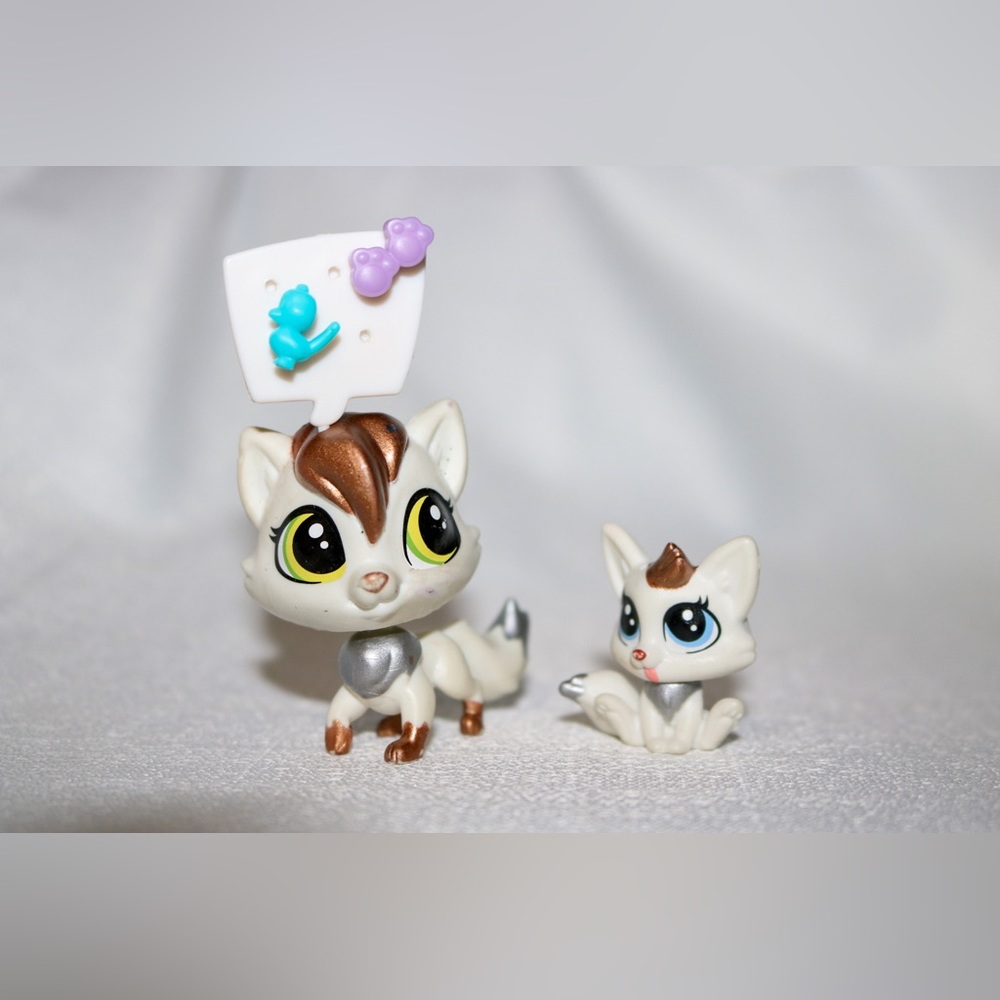Littlest Pet Shop (Glimmer Pets #45 Lulu Foxley and #46 Reynard Foxley)